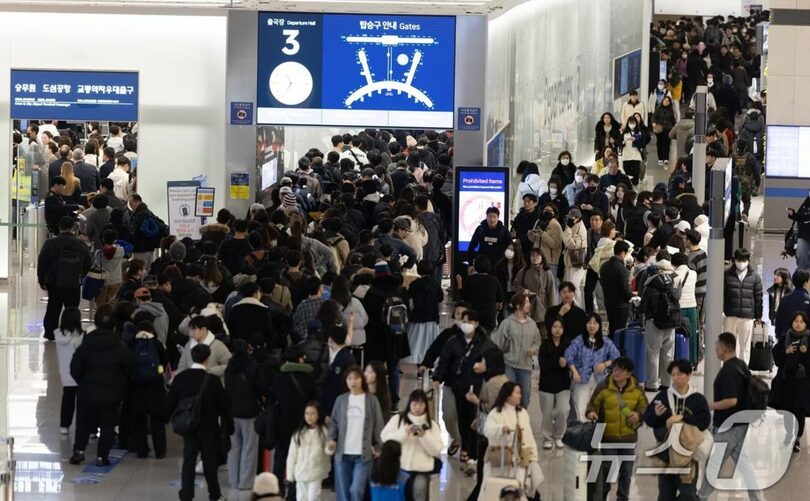 2025年1月23日、利用客でにぎわう仁川国際空港第1ターミナル出国ロビー(c)news1