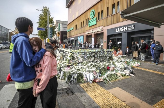 1日午前、梨泰院駅に設けられた追悼空間を訪れた外国人(c)NEWSIS