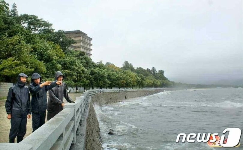 北朝鮮の朝鮮労働党機関紙「労働新聞」は11日、強風や豪雨、洪水による被害を最小限に抑えるため各地で台風対応を進めていると報じた(c)news1