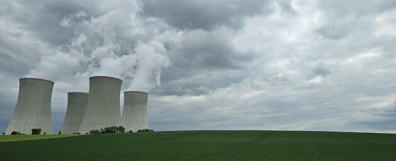 チェコ・ドコバニ原発冷却塔。右側の空き地がドコバニ原発5、6号機の建設予定地(c)KOREA WAVE