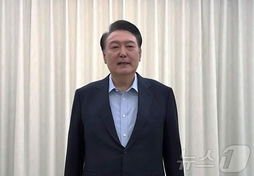 国民向け談話を発表する韓国のユン・ソンニョル（尹錫悦）大統領＝弁護団提供(c)news1