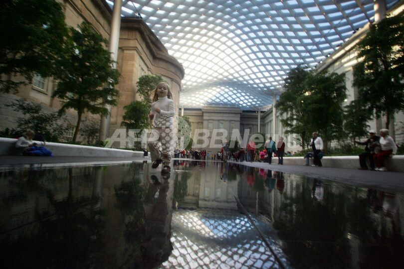 巨匠ノーマン・フォスター設計の優雅な巨大ガラス屋根、完成