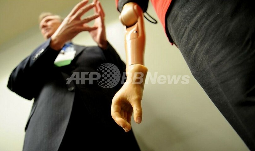思考で動かす新型義手、米科学会議で実演