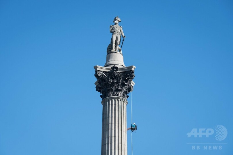 ロンドン著名人像にガスマスク 環境団体、大気汚染問題を喚起