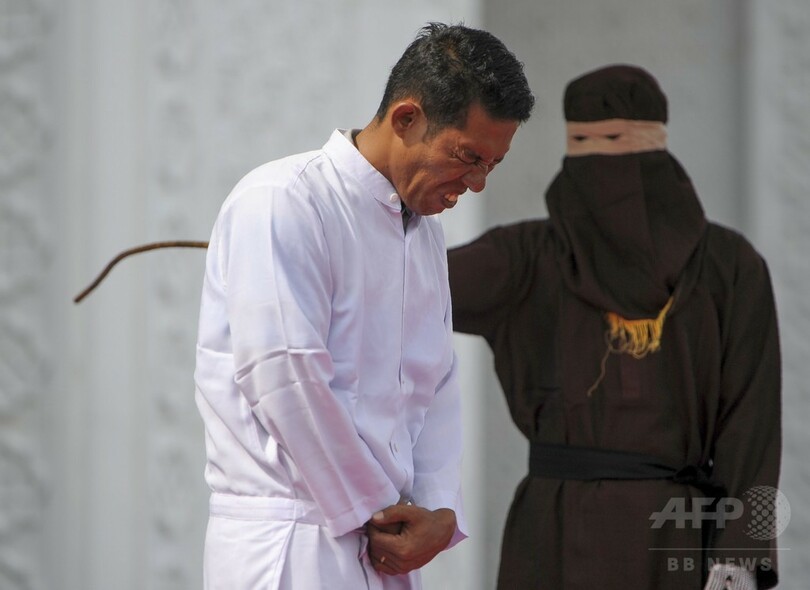 公開むち打ち刑、酒類販売したキリスト教徒に執行 インドネシア