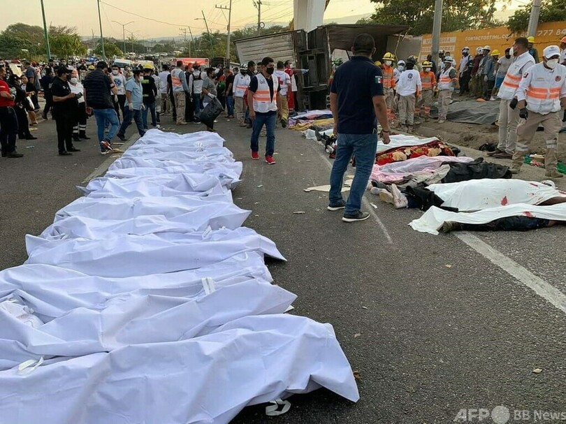 移民乗せたトラック横転、53人死亡 メキシコ