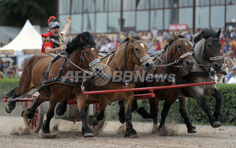 気分は古代ローマ、ベルリンで「剣闘士」の馬車レース