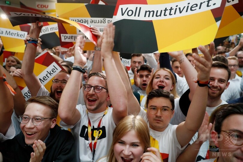 独下院選で与党勝利、メルケル首相4選へ 新興極右が第3党に