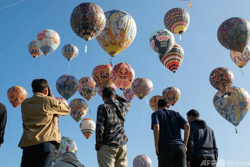 【今日の1枚】大空に浮かぶリサイクル熱気球 インドネシア