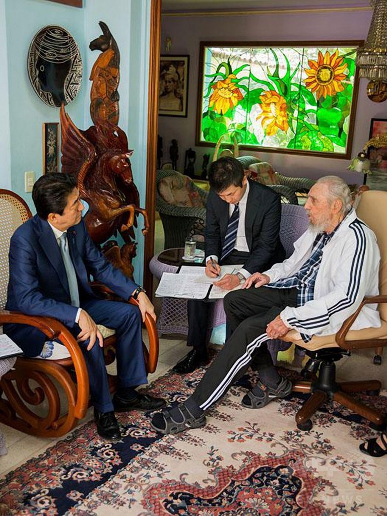 安倍首相、キューバ革命指導者のカストロ前議長と会談