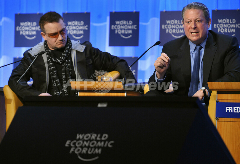 U2のボノ氏、ダボス会議でアル・ゴア「神父」にざんげ