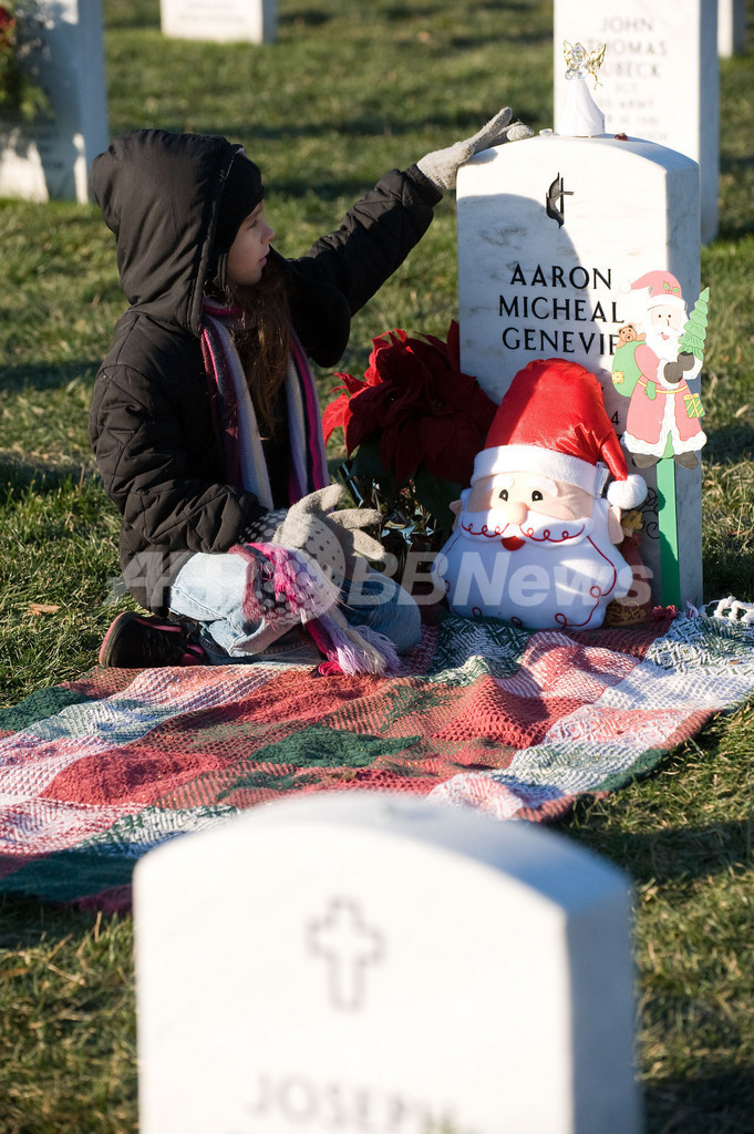 戦死者にクリスマス・リースを、米アーリントン国立墓地