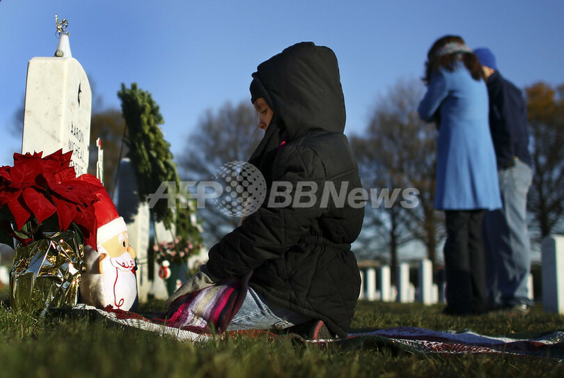 戦死者にクリスマス・リースを、米アーリントン国立墓地