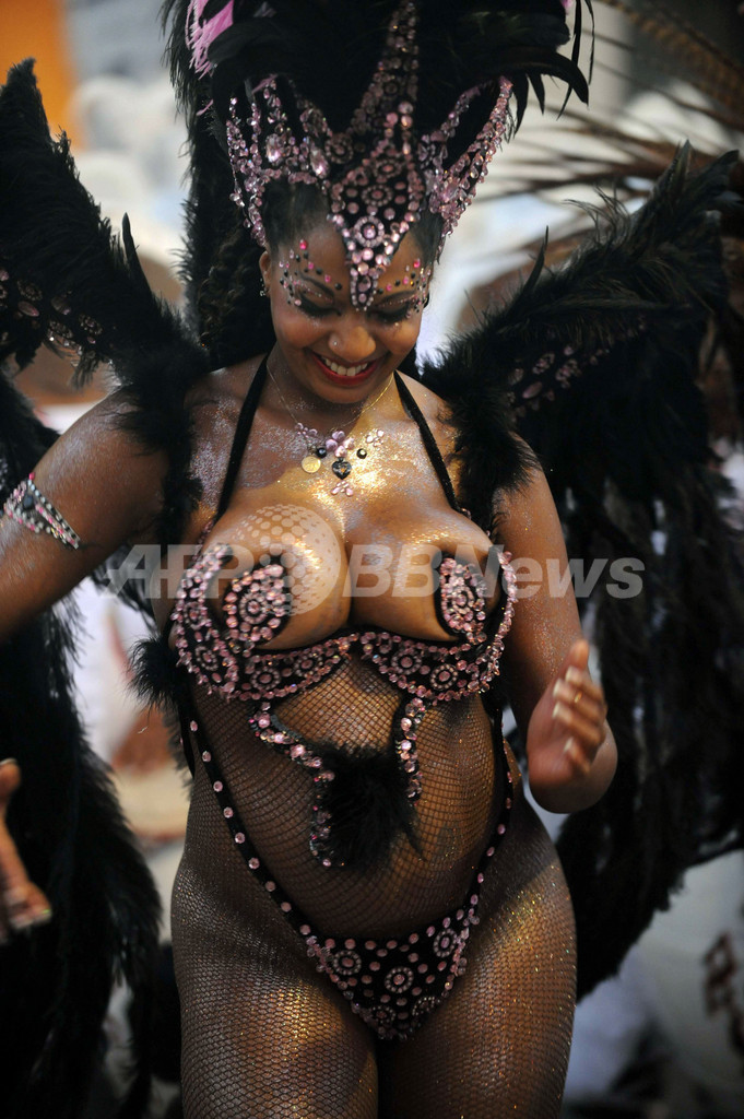 ウルグアイの「ジャマーダス」パレード最高潮に