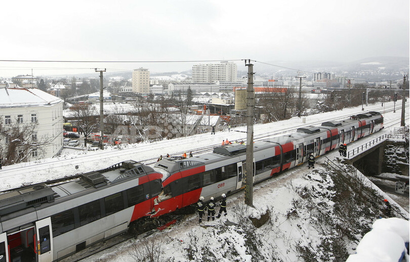ウィーンで列車同士が正面衝突、数十人負傷