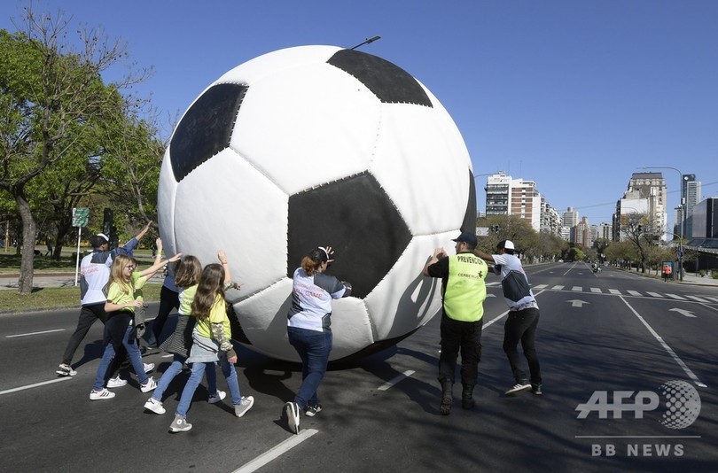 巨大なボールをゴロゴロゴロ 夏季ユース五輪をアートでアピール 写真23枚 国際ニュース Afpbb News