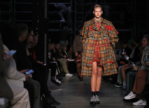 バーバリー」19/20年秋冬 写真44枚 国際ニュース：AFPBB News