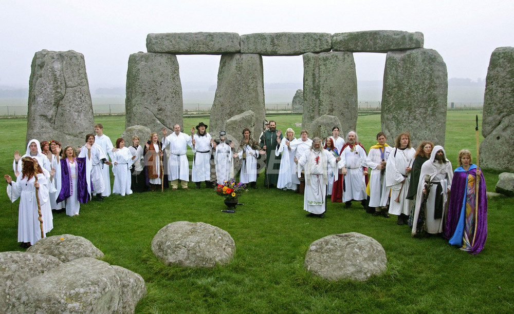 いつ、なぜ？ストーンヘンジの謎を解く発掘調査を開始 写真2枚 国際