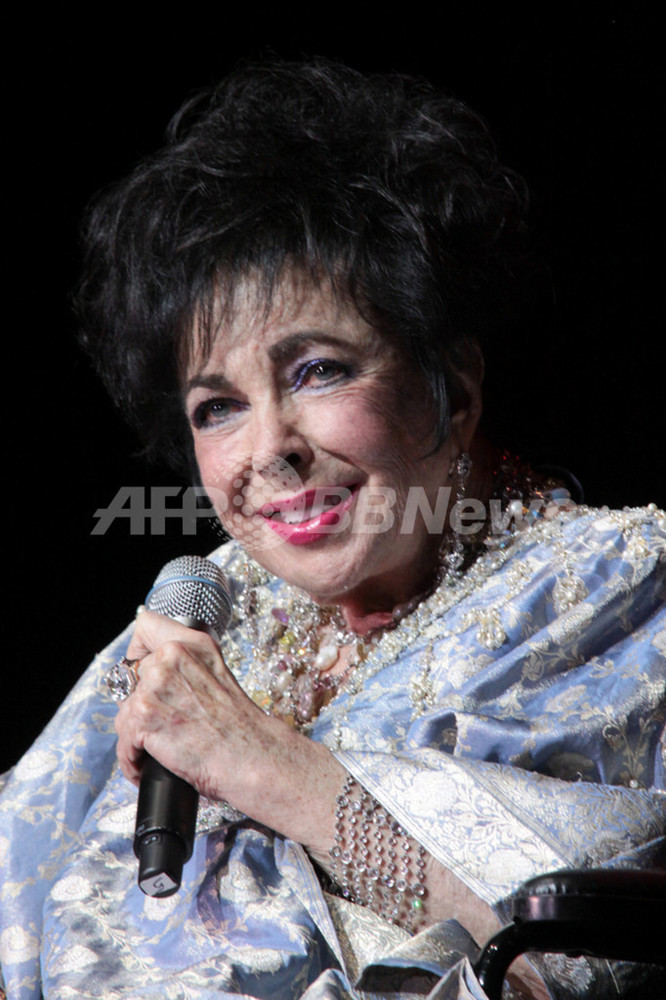 エリザベス・テイラーのウェディングドレス、約1800万円で落札 写真1枚