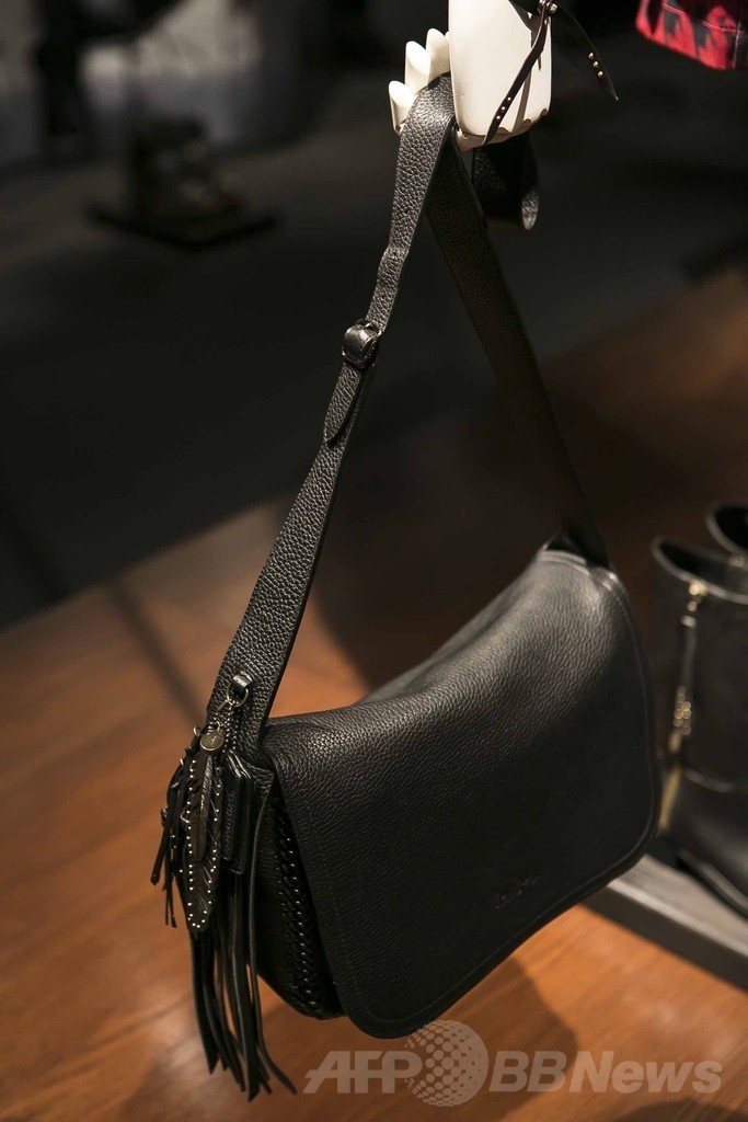 「コーチ」、スチュアート・ヴィヴァースによるデビューコレクションを都内で披露