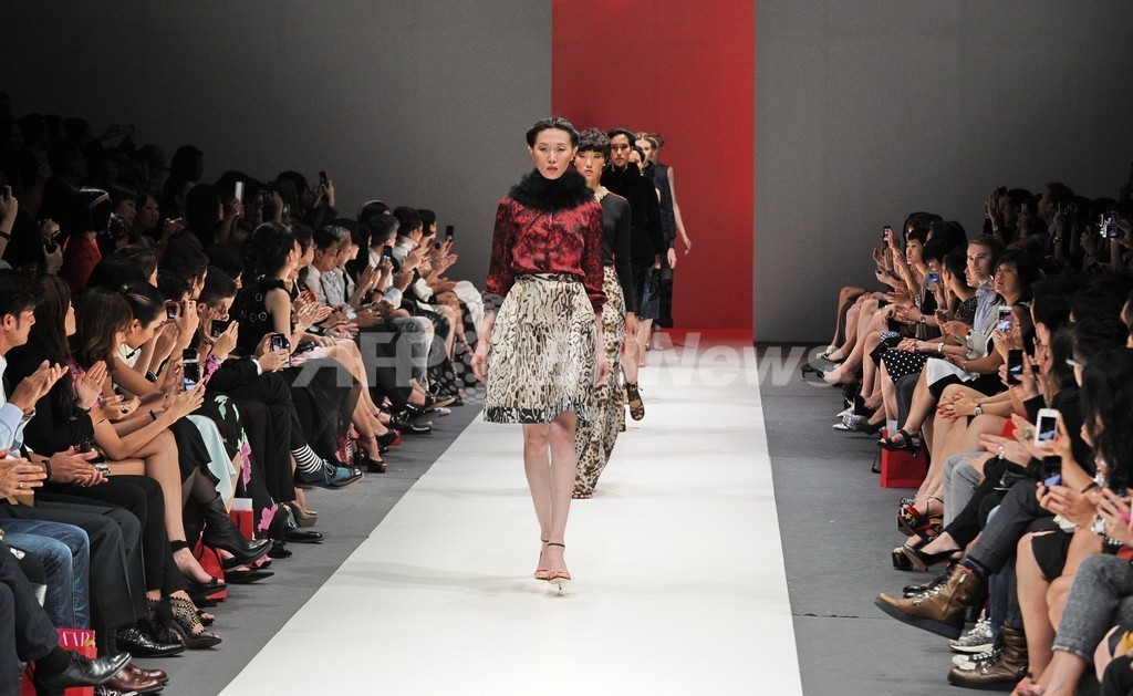 シンガポールでファッションイベント、「キャロリーナ・ヘレラ」のショーも