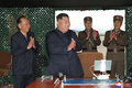 新ロケット発射機の試射を視察した、北朝鮮の金正恩朝鮮労働党委員長。朝鮮中央通信（KCNA）公開（2019年8月24日撮影、25日公開）。(c)KCNA VIA KNS / AFP