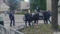 スロバキア中部ハンドロバで、銃撃されたロベルト・フィツォ首相（中央）を車へ誘導する警備要員（2024年5月15日撮影）。(c )RTVS / AFP