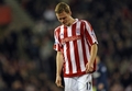 09-10イングランド・プレミアリーグ、ストーク・シティ（%%Stoke City%%）対アーセナル（%%Arsenal%%）。試合はアーセナルが3-1で勝利した。写真はアーロン・ラムジー（%%Aaron Ramsey%%）へのタックルで退場となり、ピッチを後にするストークのライアン・ショウクロス（%%Ryan Shawcross%%）。（2010年2月27日撮影）(c)AFP/Paul Ellis