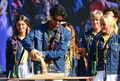 サーフィン競技の会場となるフランス領ポリネシアのタヒチ島チョープーで、パリ五輪の開会式に臨むブラジルのガブリエル・メディナ（中央、2024年7月26日撮影）。(c)Jerome BROUILLET / AFP