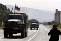 グルジア・ゴリ（Gori）近郊の首都トビリシ（Tbilisi）に通じる道路を移動するロシア軍部隊（2008年8月13日撮影）。(c)AFP/MARCO LONGARI