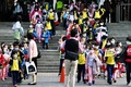 台湾・新北市で、小学校から下校するマスク姿の児童ら（2020年3月3日撮影、資料写真）。(c)Sam Yeh / AFP