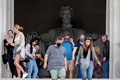 米首都ワシントンのリンカーン記念堂を訪れた観光客ら（2021年5月14日撮影）。(c)JIM WATSON / AFP