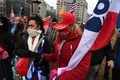 米ワシントンに集結したドナルド・トランプ大統領の支持者（2021年1月5日撮影）。(c)SAUL LOEB / AFP
