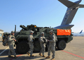 2008年2月15日、韓国の大邱（Daegu）にある大邱空軍基地（Daegu Air Base）にアラスカ（Alaska）から到着した米軍のストライカー旅団（Stryker Platoon）。(c)AFP/KIM JAE-HWAN