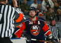 ペナルティーの判定に不満を浮かべるアイランダーズのブレンダン・ウィット（%%Brendan Witt%%）。(c)AFP/Getty Images Bruce Bennett