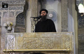 イラク・モスル（Mosul）のモスクでイスラム教徒を前に演説するイスラム教スンニ派（Sunni）の過激派組織「イスラム国（Islamic State、IS）」のアブバクル・バグダディ（Abu Bakr al-Baghdadi）最高指導者。al-Furqan Mediaが2014年7月5日に公開した映像から。(c)AFP/AL-FURQAN MEDIA