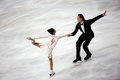 12-13フィギュアスケートGPシリーズ第5戦、エリック・ボンパール杯（Trophee Eric Bompard 2012)は16日、フランス・パリ（Paris）のベルシー体育館（Palais omnisports de Paris-Bercy）でペア・ショートプログラム（SP）が行われ、ロシアの川口悠子（Yuko Kawaguchi）/アレクサンドル・ スミルノフ（Alexander Smirnov）組が66.78点で首位に立った。

演技に臨む川口悠子/アレクサンドル・スミルノフ組（2012年11月16日撮影）。(c)AFP/FRED DUFOUR