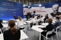 ロシア・モスクワ州ソルネチノゴルスクで行われた「重要な対話」で、児童・生徒と話をするウラジーミル・プーチン大統領（奥、2023年9月1日撮影）。(c)Mikhail KLIMENTYEV / POOL / AFP