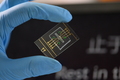 東南大学生物電子学国家重点実験室の研究チームが開発したＤＮＡストレージ用電極（2021年11月30日撮影）。(c)Xinhua News
