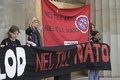 スウェーデン議会前で、同国の北大西洋条約機構（NATO）加盟に反対する横断幕を掲げる人々（2022年5月16日撮影）。(c)Janerik HENRIKSSON / TT NEWS AGENCY / AFP