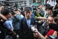 香港の海怡半島区で、区議会議員選の投票に向かう民主活動家の黄之鋒（ジョシュア・ウォン）氏（2019年11月24日撮影）。(c) Vivek Prakash / AFP