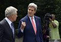 東京都千代田区の千鳥ヶ淵戦没者墓苑で献花を終えたジョン・ケリー（John Kerry）国務長官（中央）とチャック・ヘーゲル（Chuck Hagel）国防長官（左、2013年10月3日撮影）。(c)AFP/POOL/FRANCK ROBICHON