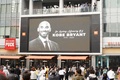 米ロサンゼルス市内にあるステープルズ・センターのビジョン上で追悼されるNBAロサンゼルス・レイカーズの元スーパースター、コービー・ブライアント氏（2020年1月26日撮影）。(c)Rachel Luna/Getty Images/AFP