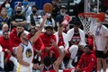 22-23NBAプレシーズンゲーム、ワシントン・ウィザーズ対ゴールデンステイト・ウォリアーズ。得点を狙うゴールデンステイト・ウォリアーズのクインダリー・ウェザースプーン（左、2022年9月30日撮影）。(c)Philip FONG / AFP