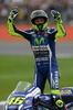 世界ロードレース選手権、第12戦、英国GP決勝。表彰台入りを喜ぶモビスター・ヤマハのバレンティーノ・ロッシ（2016年9月4日撮影）。(c)AFP/OLI SCARFF