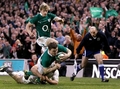 ラグビーシックスネイションズ（Six Nations Rugby 2011）第5週。アイルランド対イングランド。イングランドのニック・イースター（Nick Easter、左）のタックルを受けながらトライを決めるアイルランドのブライアン・オドリスコル（Brian O&apos;Driscoll、中央下、2011年3月19日撮影）。(c)AFP/ADRIAN DENNIS
