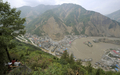 中国・四川大地震により四川（Sichuan）省北川（Beichuan）県にできた巨大な「せき止め湖」を見つめる人びと（2008年6月10日撮影）。(c)AFP/LIU Jin