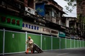 中国・武漢市内を歩く男性（2020年4月14日撮影、資料写真）。(c)NOEL CELIS / AFP