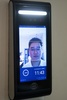 中国・天津の顔認証決済を導入しているスーパー「IFuree Go」で、顔認証決済をする男性（2019年8月21日撮影）。(c)Nicolas ASFOURI / AFP