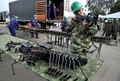 コロンビア・ボヤカ（Boyaca）州ソガモソ（Sogamoso）で、左翼ゲリラ「コロンビア革命軍（FARC）」と「民族解放軍（ELN）」から当局が押収した銃器の一部（2014年11月25日撮影）。(c)AFP/Guillermo LEGARIA